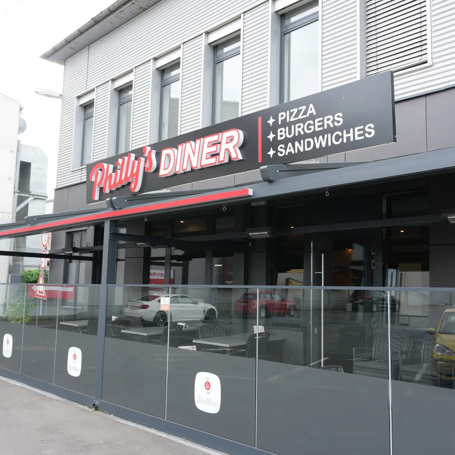 Glasterrasse und Eingang von Philly's Diner